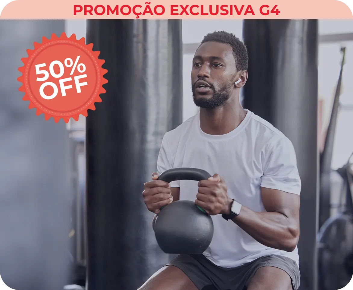 Uma mulher feliz praticando Yoga, destacando os benefícios Wellhub, Starbem, Avus e Dasa