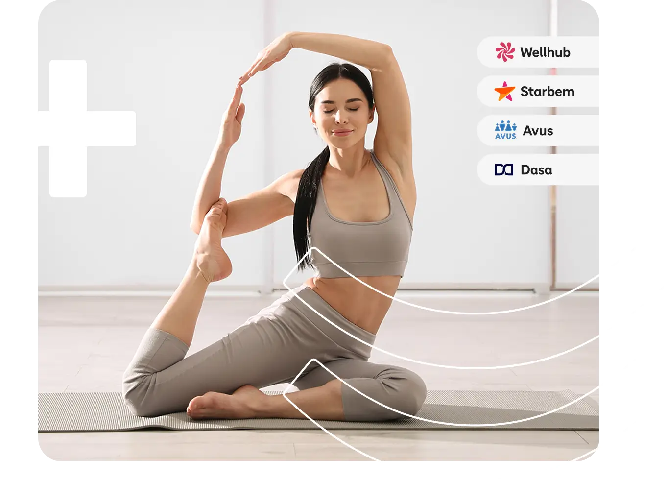 Uma mulher feliz praticando Yoga, destacando os benefícios Wellhub, Starbem, Avus e Dasa