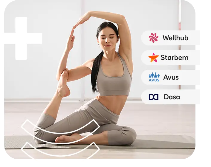 Uma mulher feliz praticando Yoga, destacando os benefícios Wellhub, Starbem, Avus e Dasa