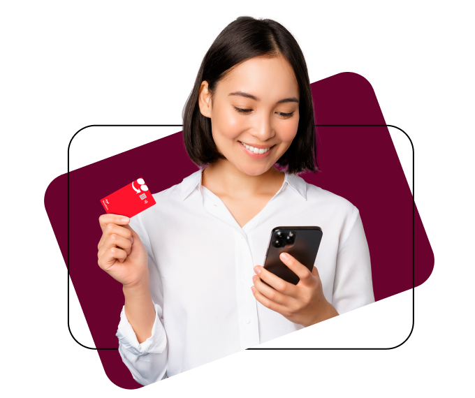 Mulher segurando cartão do iFood Benefícios