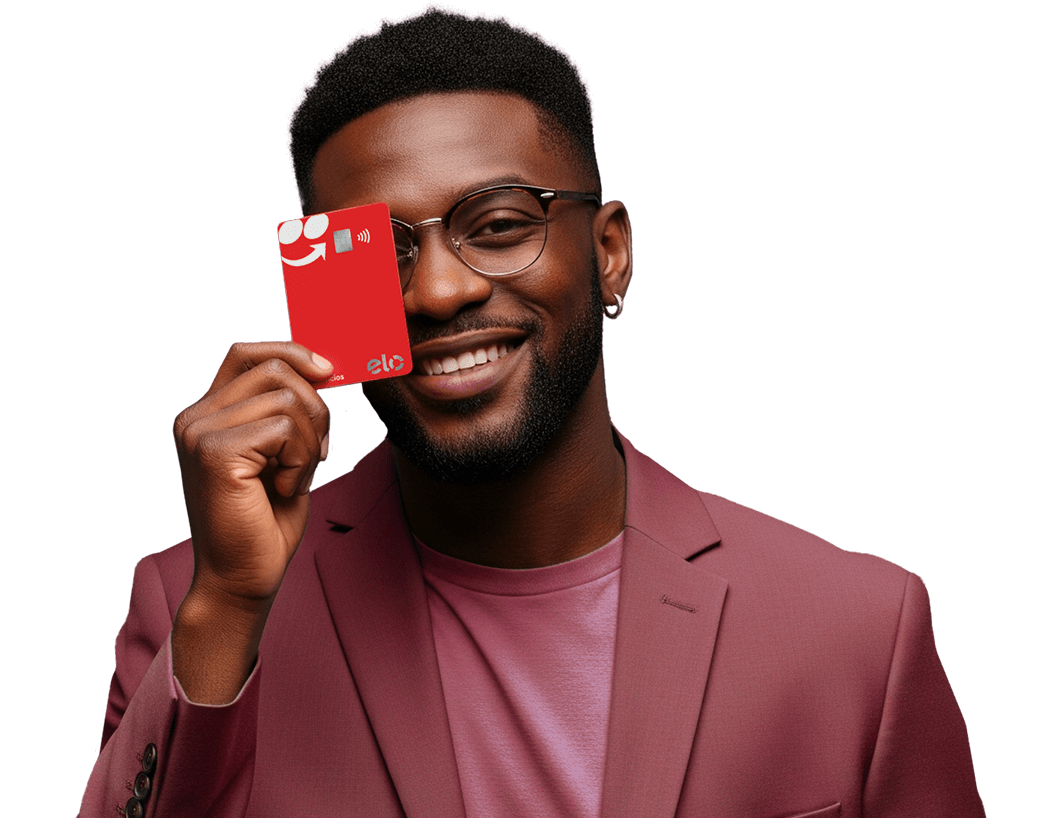 Homem segurando o cartão do iFood Benefícios